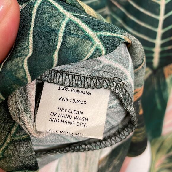 Show Me Your MuMu peach green tropical leaf button down Murphy top, size M - Picture 6 of 7